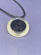 Amulett – Resin mit Glitzer – Lakhovsky MWO – 18 mm / goldlegiert / transparent gelb – Produktansicht 1