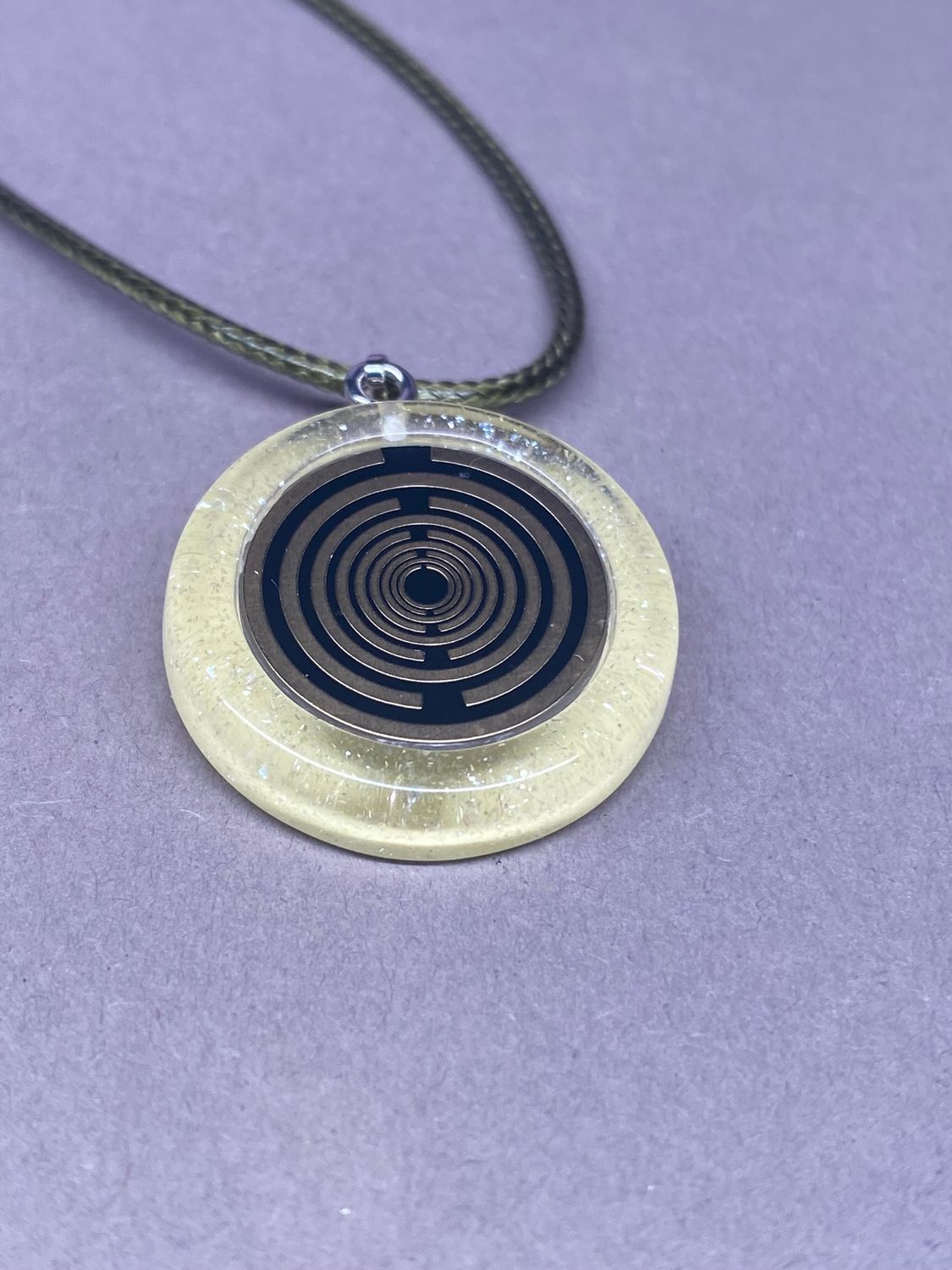 Amulett – Resin mit Glitzer – Lakhovsky MWO – 18 mm / goldlegiert / transparent gelb – Produktansicht 1