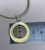 Amulett – Resin mit Glitzer – Lakhovsky MWO – 18 mm / goldlegiert / transparent gelb – Produktansicht 1
