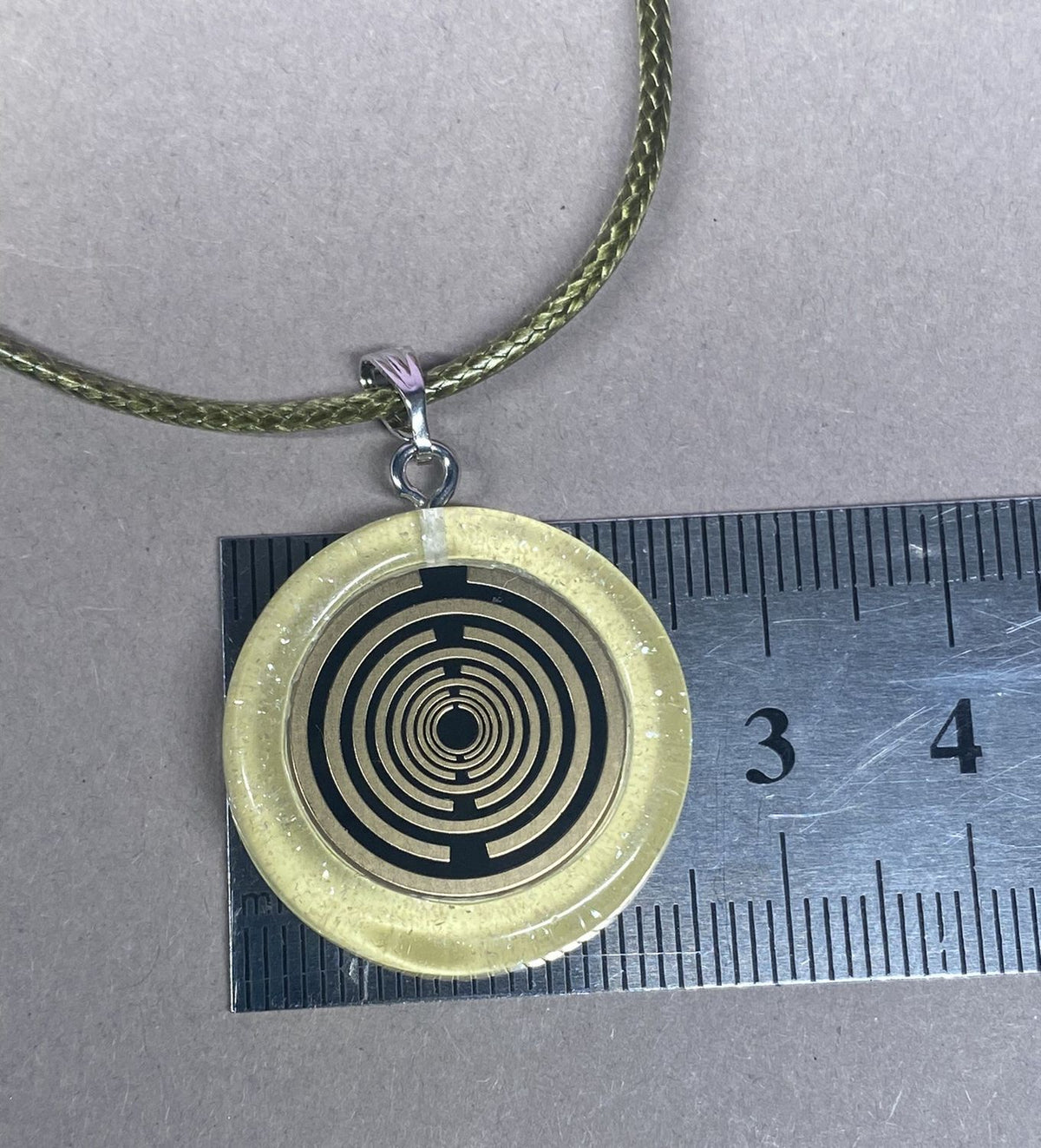 Amulett – Resin mit Glitzer – Lakhovsky MWO – 18 mm / goldlegiert / transparent gelb – Produktansicht 1