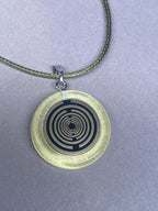 Amulett – Resin mit Glitzer – Lakhovsky MWO – 18 mm / goldlegiert / transparent gelb – Produktansicht 1