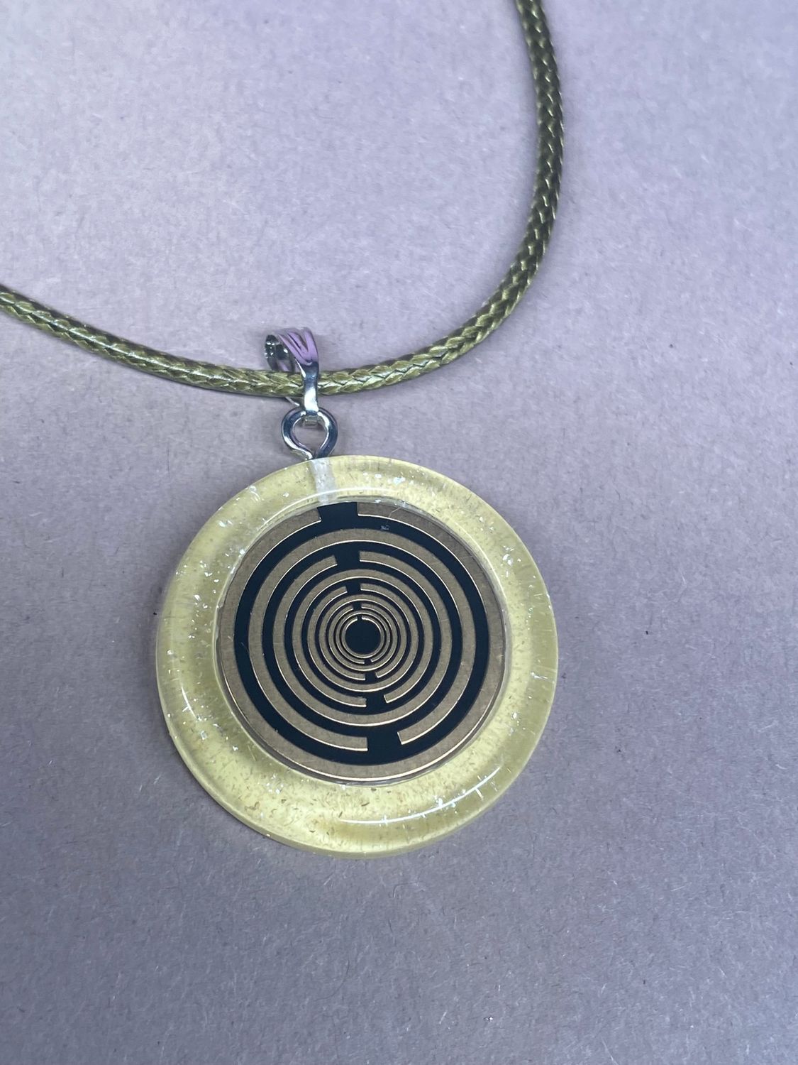 Amulett – Resin mit Glitzer – Lakhovsky MWO – 18 mm / goldlegiert / transparent gelb – Produktansicht 1