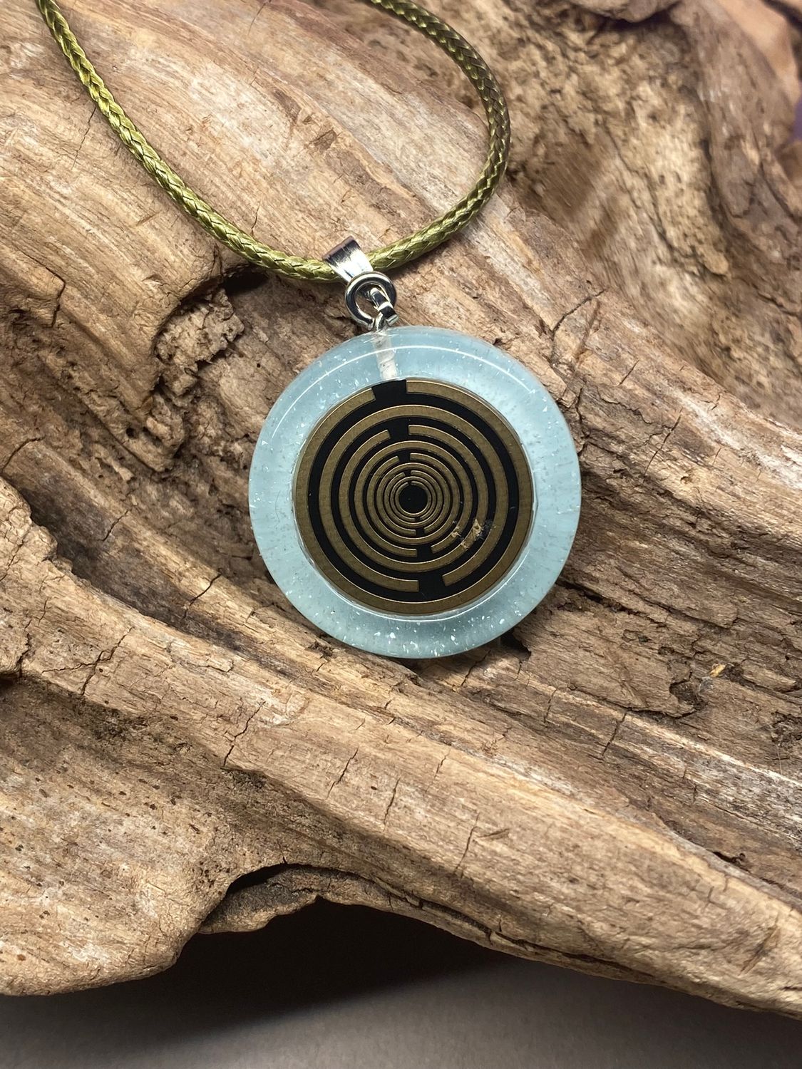 Anhänger – Resin mit Glitzer, Disc im Lakhovsky MWOn Design 18 mm, goldlegiert, kupferunterlegt, blau – Produktansicht 1