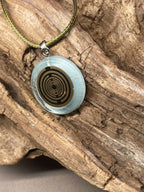 Anhänger – Resin mit Glitzer, Disc im Lakhovsky MWOn Design 18 mm, goldlegiert, kupferunterlegt, blau – Produktansicht 1