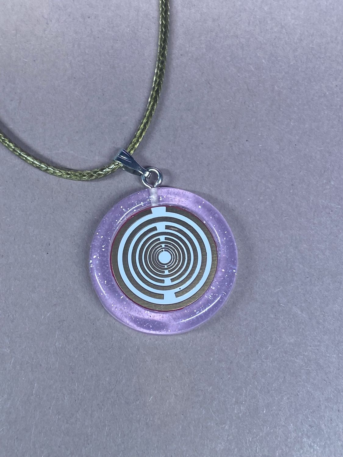 Amulett – Resin mit Glitzer – Lakhovsky MWO – 18 mm / goldlegiert / flieder lila – Produktansicht 1