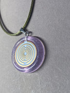 Amulett – Resin mit Glitzer – Lakhovsky MWO – 18 mm / goldlegiert / flieder lila – Produktansicht 1