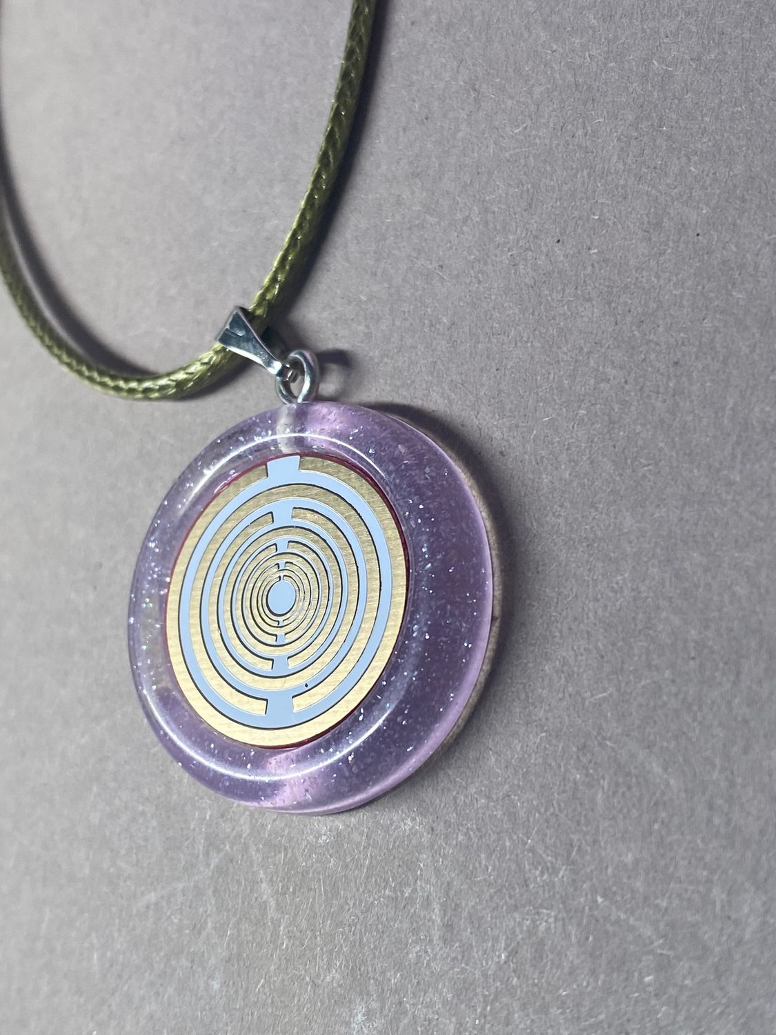Amulett – Resin mit Glitzer – Lakhovsky MWO – 18 mm / goldlegiert / flieder lila – Produktansicht 1