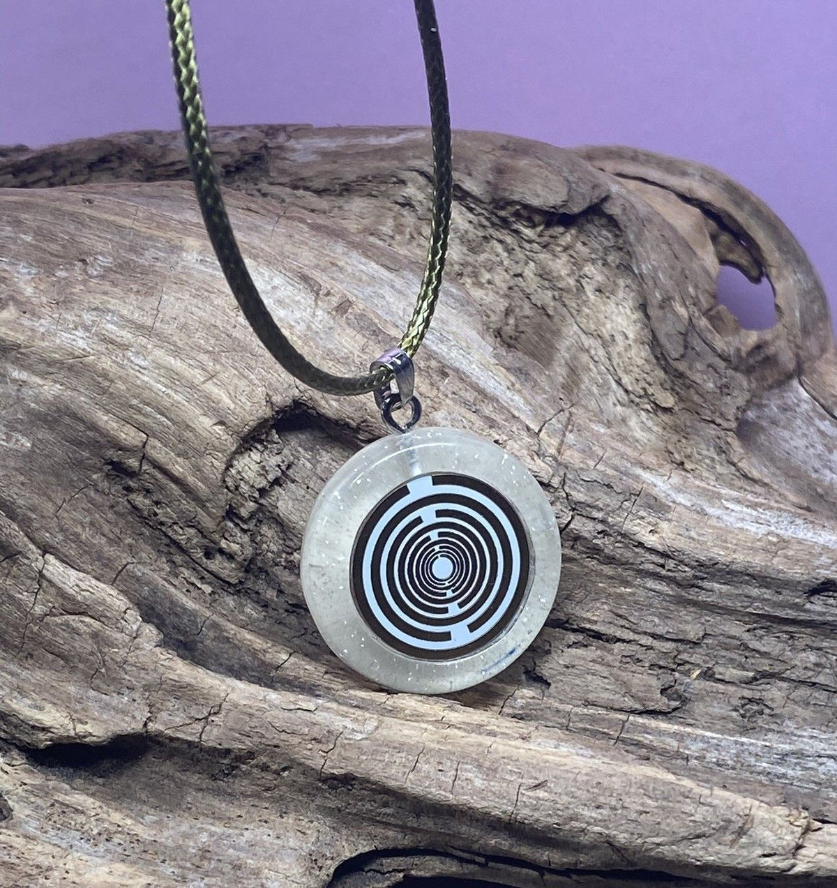Amulett – Resin mit Glitzer – Lakhovsky MWO – 18 mm / goldlegiert / transparent weiß – Produktansicht 1