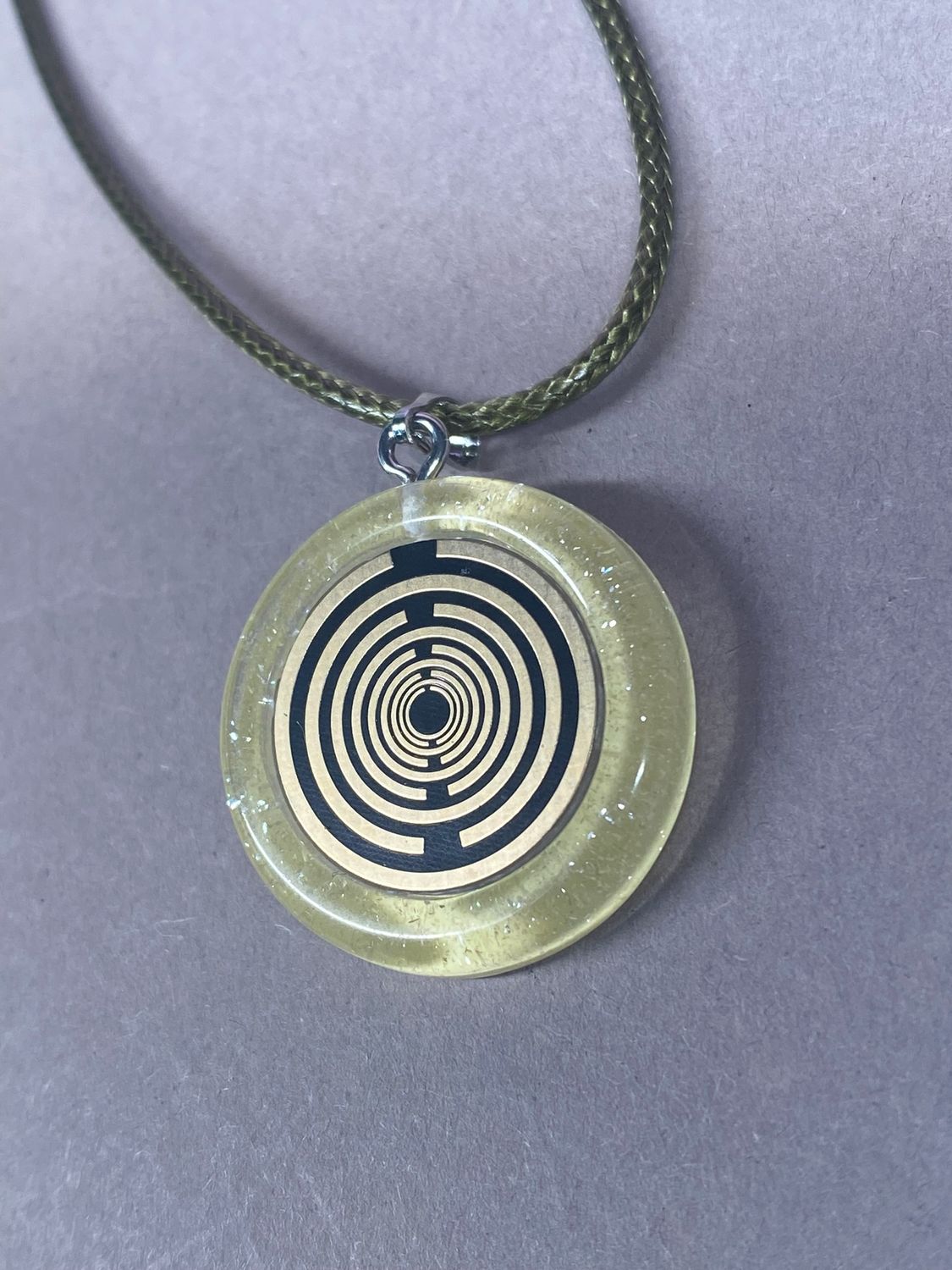 Amulett – Resin mit Glitzer – Lakhovsky MWO – 18 mm / goldlegiert / transparent gelb – Produktansicht 1