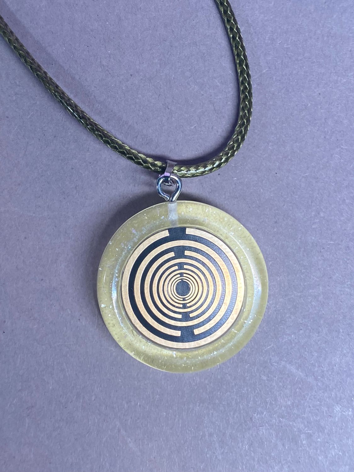 Amulett – Resin mit Glitzer – Lakhovsky MWO – 18 mm / goldlegiert / transparent gelb – Produktansicht 1