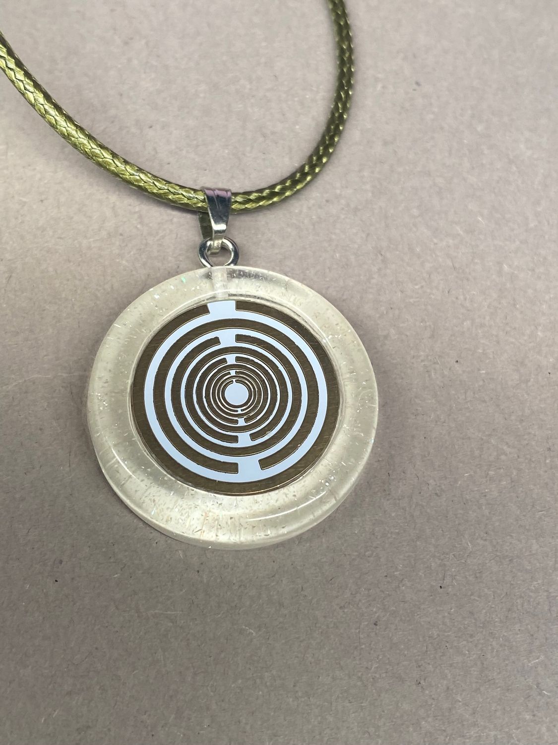 Amulett – Resin mit Glitzer – Lakhovsky MWO – 18 mm / goldlegiert / transparent weiß – Produktansicht 1