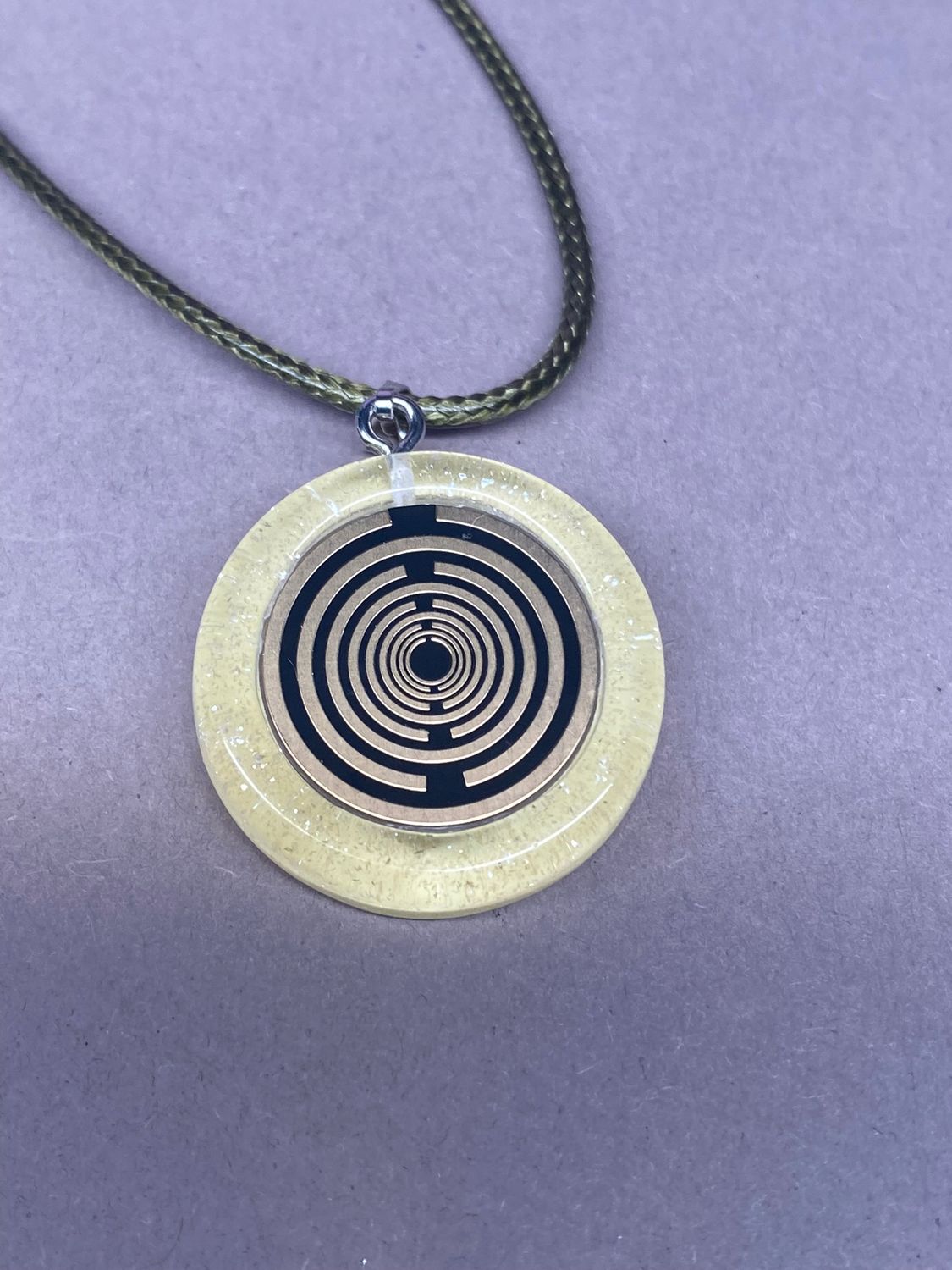 Amulett – Resin mit Glitzer – Lakhovsky MWO – 18 mm / goldlegiert / transparent gelb – Produktansicht 1