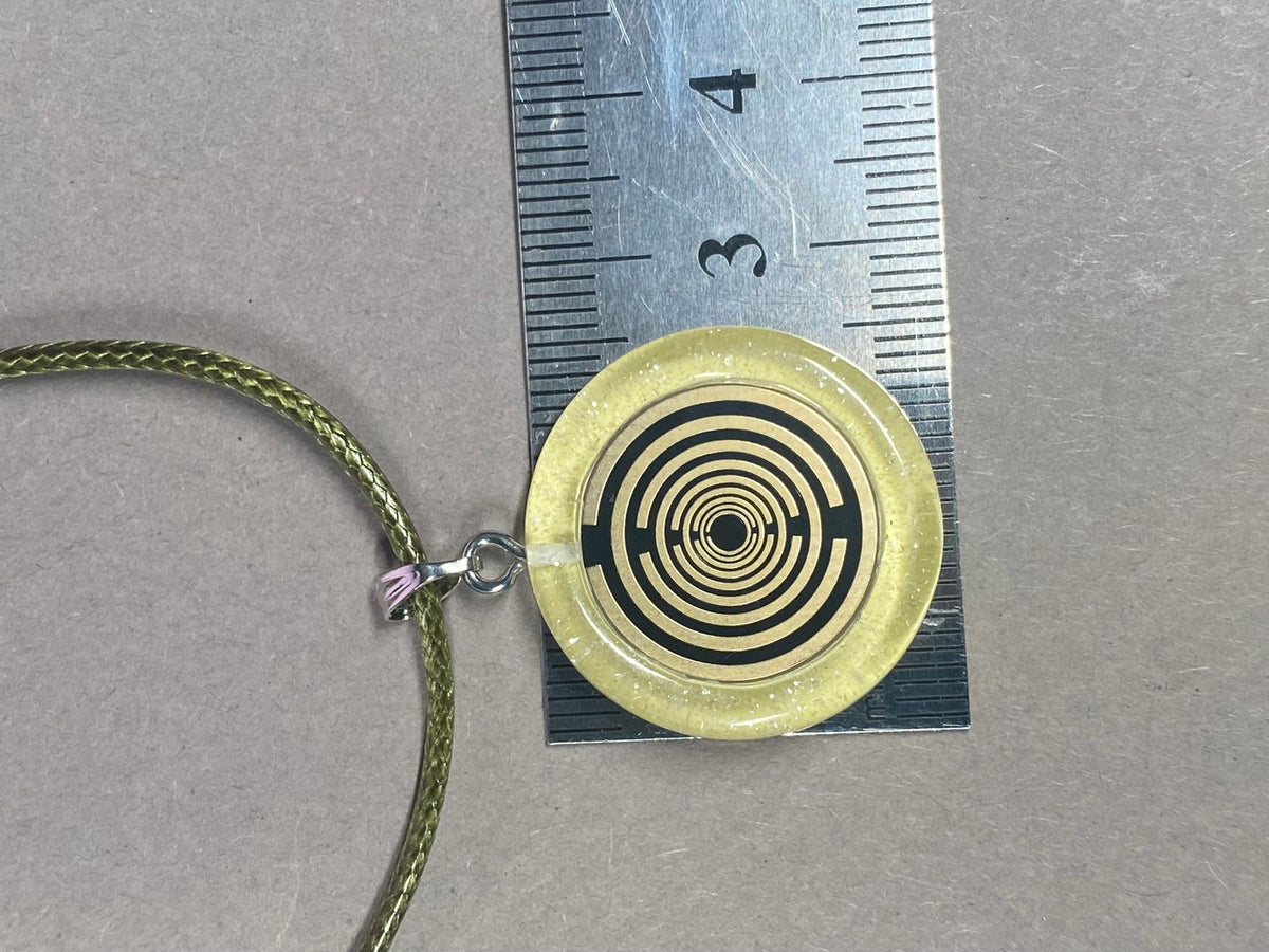 Amulett – Resin mit Glitzer – Lakhovsky MWO – 18 mm / goldlegiert / transparent gelb – Produktansicht 1