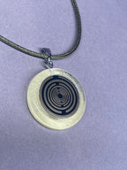 Amulett – Resin mit Glitzer – Lakhovsky MWO – 18 mm / goldlegiert / transparent gelb – Produktansicht 1