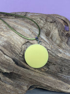 Amulett – Resin mit Glitzer – Lakhovsky MWO – 18 mm / goldlegiert / transparent gelb – Produktansicht 1