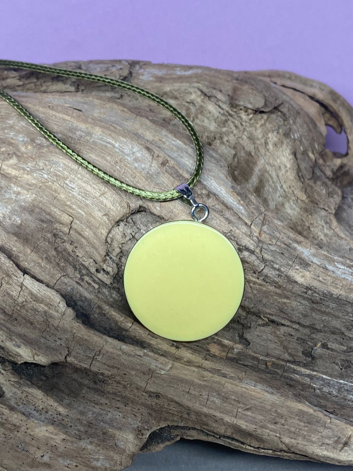 Amulett – Resin mit Glitzer – Lakhovsky MWO – 18 mm / goldlegiert / transparent gelb – Produktansicht 1