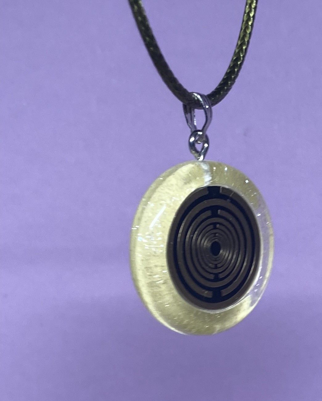 Amulett – Resin mit Glitzer – Lakhovsky MWO – 18 mm / goldlegiert / transparent gelb – Produktansicht 1
