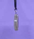 Amulett – Resin mit Glitzer – Lakhovsky MWO – 18 mm / goldlegiert / transparent gelb – Produktansicht 1
