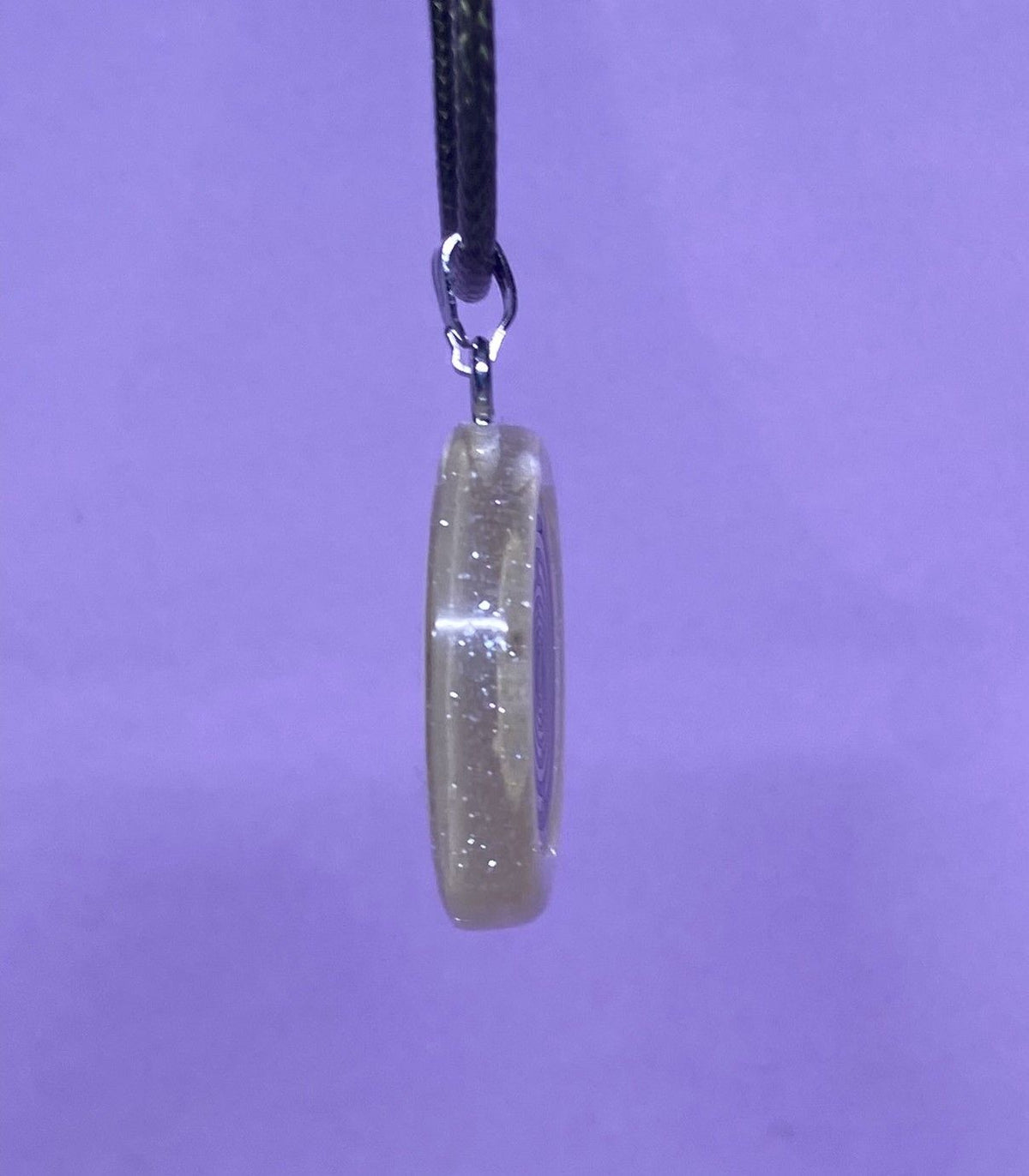 Amulett – Resin mit Glitzer – Lakhovsky MWO – 18 mm / goldlegiert / transparent gelb – Produktansicht 1