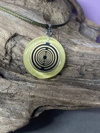 Amulett – Resin mit Glitzer – Lakhovsky MWO – 18 mm / goldlegiert / transparent gelb – Produktansicht 1
