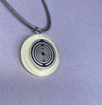 Amulett – Resin mit Glitzer – Lakhovsky MWO – 18 mm / goldlegiert / transparent gelb – Produktansicht 1