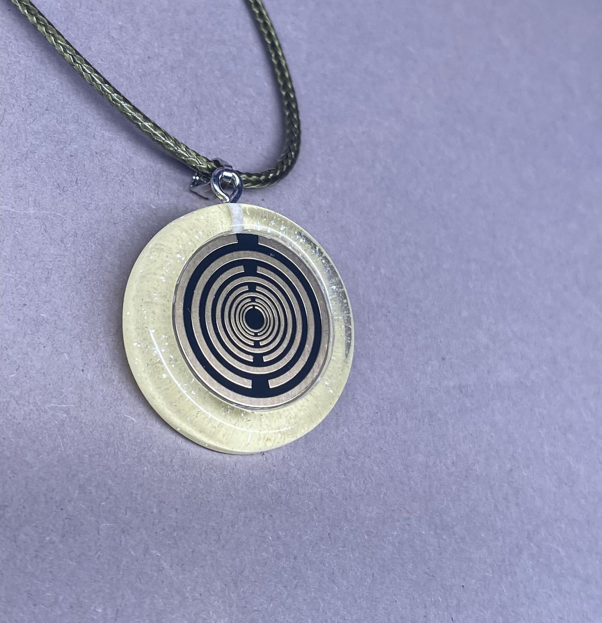 Amulett – Resin mit Glitzer – Lakhovsky MWO – 18 mm / goldlegiert / transparent gelb – Produktansicht 1