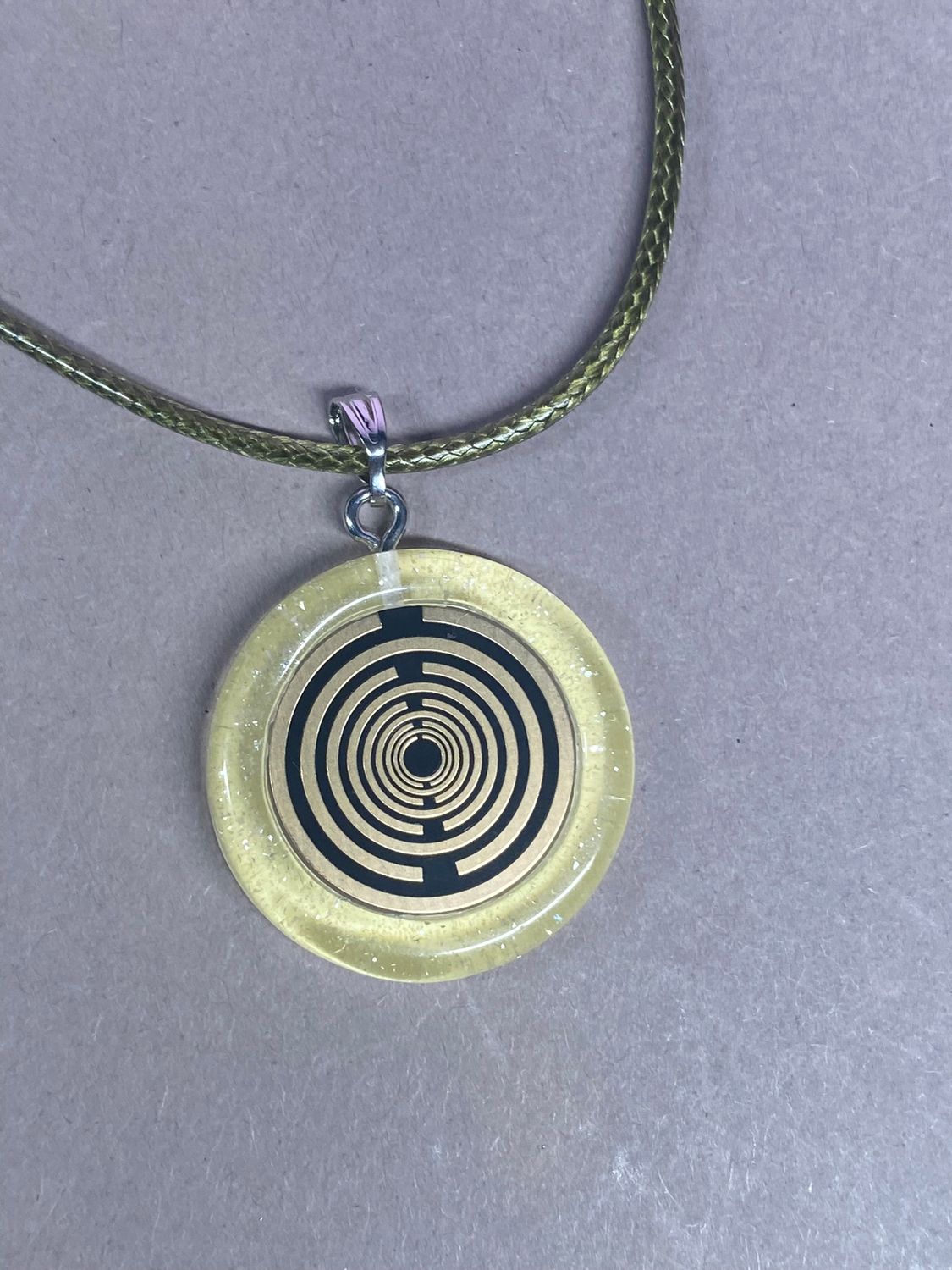 Amulett – Resin mit Glitzer – Lakhovsky MWO – 18 mm / goldlegiert / transparent gelb – Produktansicht 1