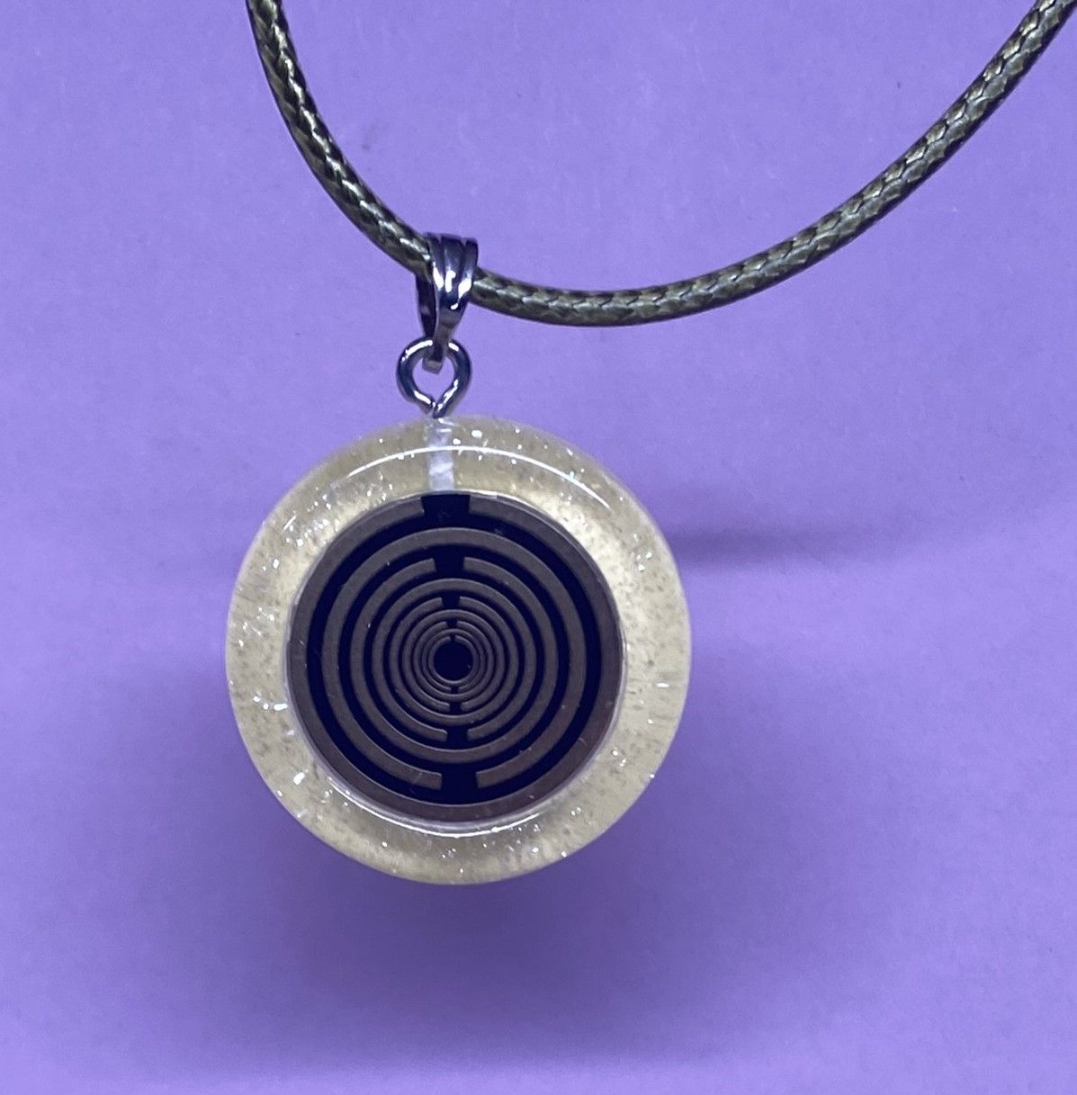 Amulett – Resin mit Glitzer – Lakhovsky MWO – 18 mm / goldlegiert / transparent gelb – Produktansicht 1