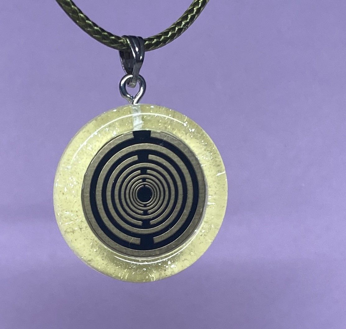 Amulett – Resin mit Glitzer – Lakhovsky MWO – 18 mm / goldlegiert / transparent gelb – Produktansicht 1