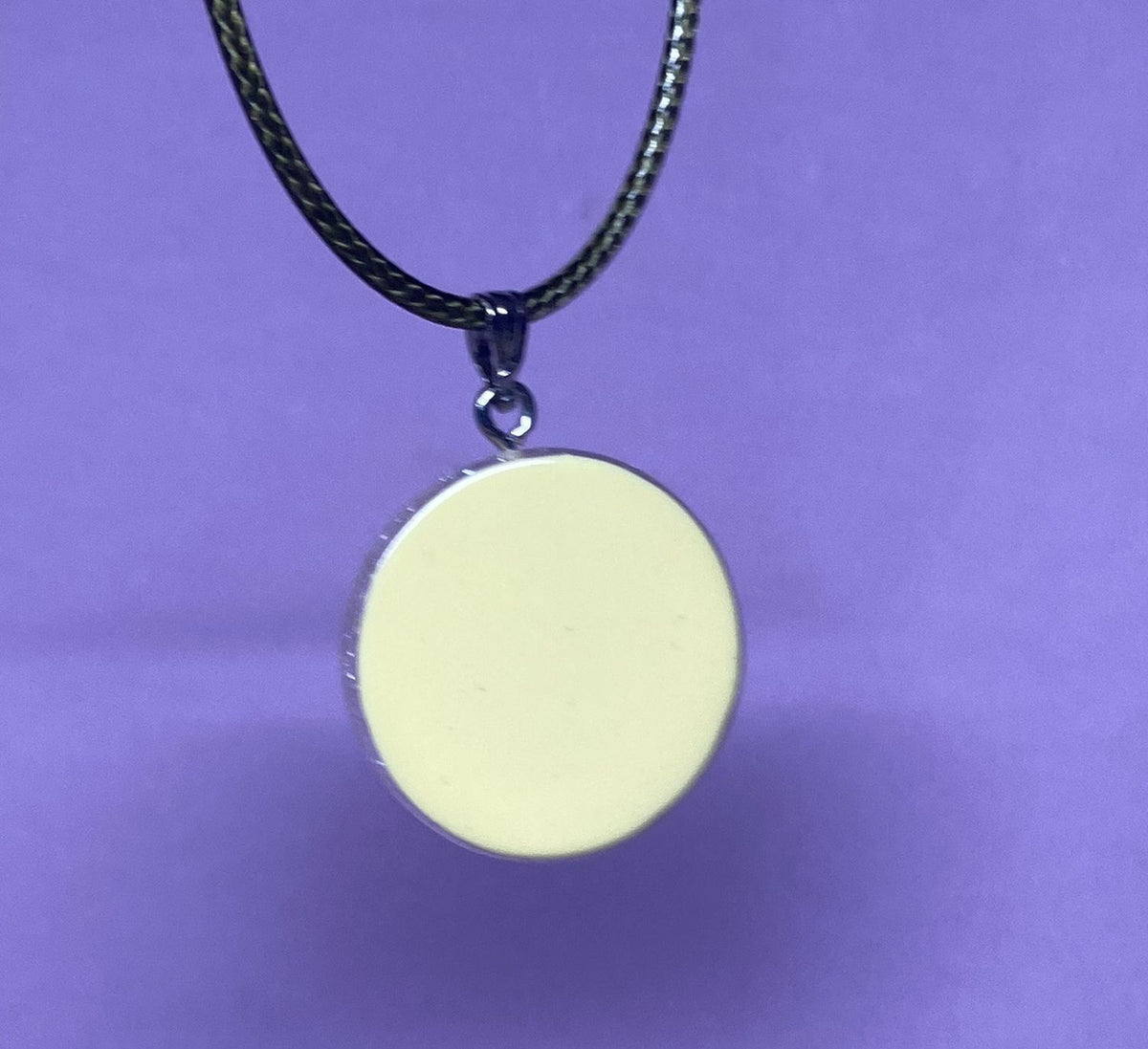 Amulett – Resin mit Glitzer – Lakhovsky MWO – 18 mm / goldlegiert / transparent gelb – Produktansicht 1
