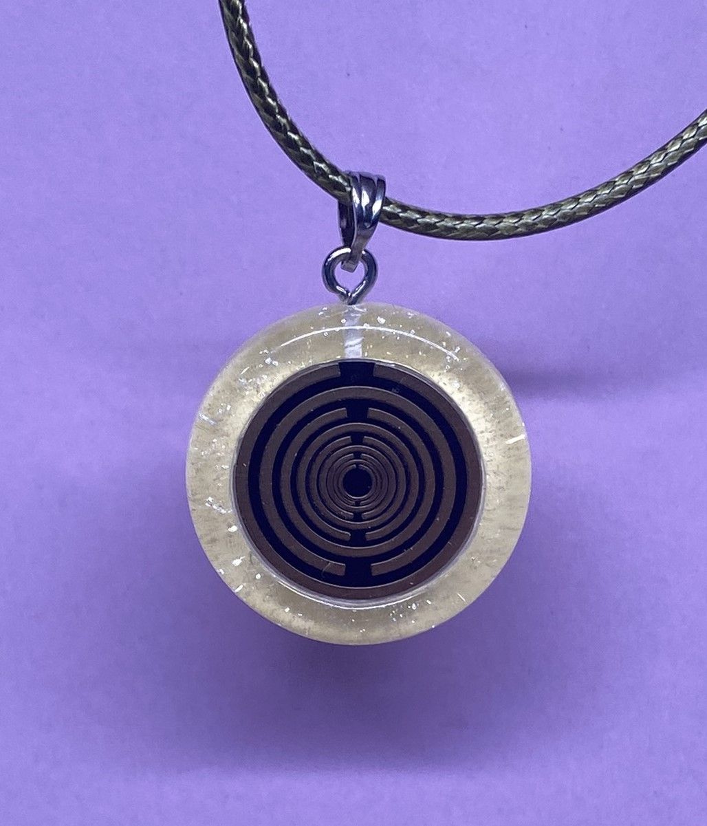 Amulett – Resin mit Glitzer – Lakhovsky MWO – 18 mm / goldlegiert / transparent gelb – Produktansicht 1