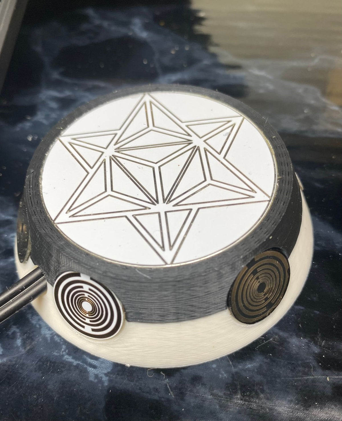 50 mm VibraNex UFO – 2-farbig, Oberflächenplatte zinnlegiert, Füllung Obsidian – Produktansicht 1