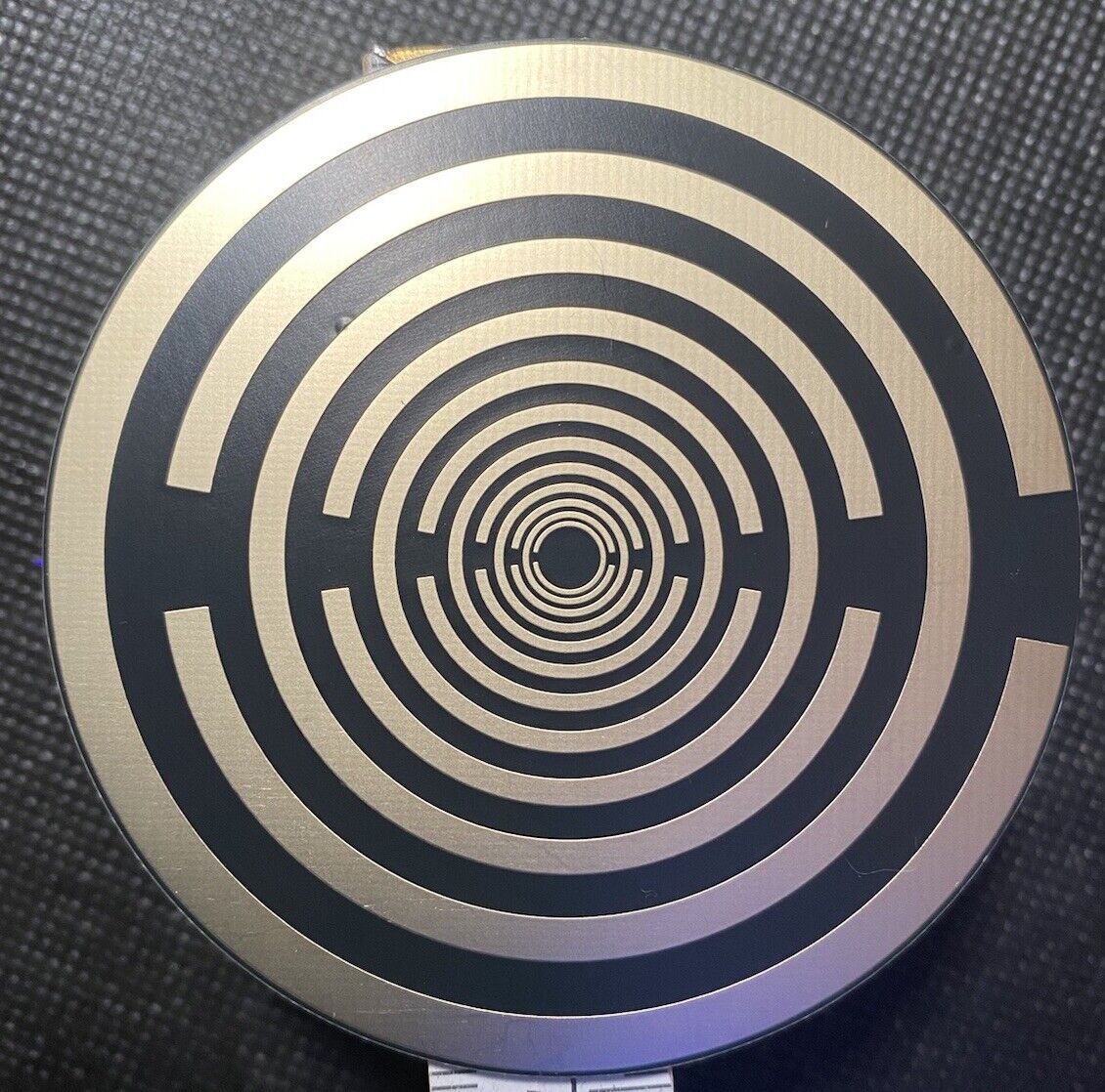 69 mm Disc – 1 Stück – MWO Lakhovsky MWO doppelseitig, schwarz, Symbolik goldlegiert, kupferunterlegt – Produktansicht 1