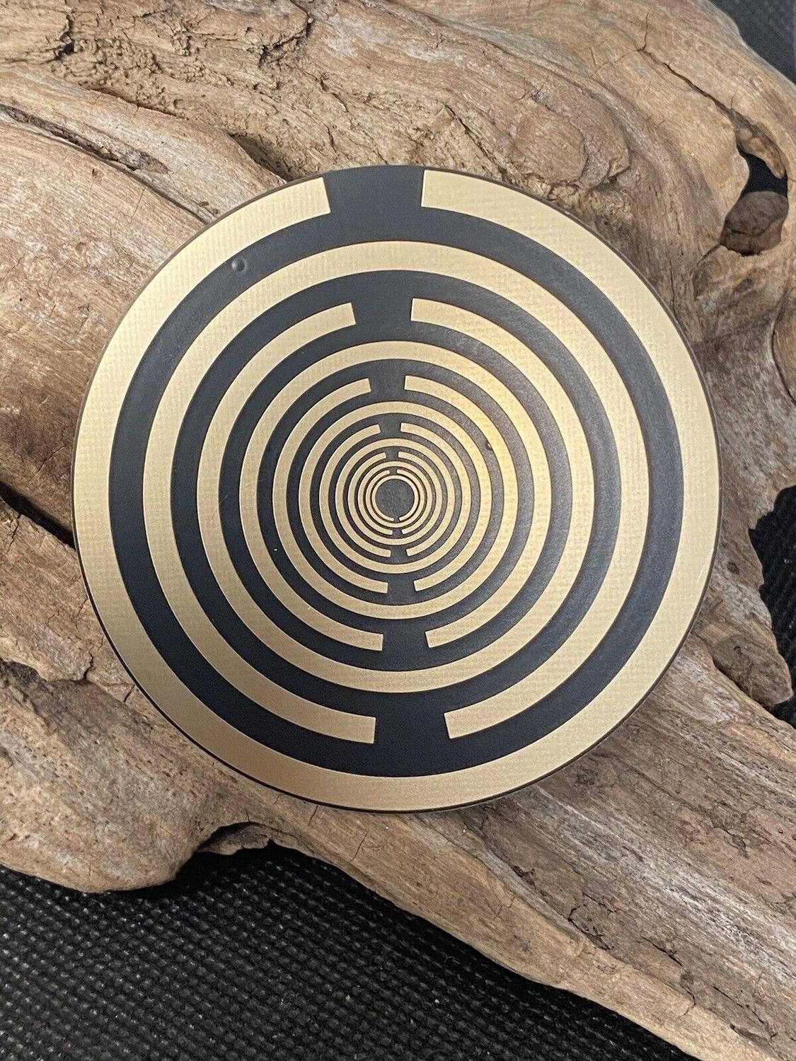 69 mm Disc – 1 Stück – MWO Lakhovsky MWO doppelseitig, schwarz, Symbolik goldlegiert, kupferunterlegt – Produktansicht 1