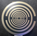 69 mm Disc – 1 Stück – MWO Lakhovsky MWO doppelseitig, schwarz, Symbolik goldlegiert, kupferunterlegt – Produktansicht 1