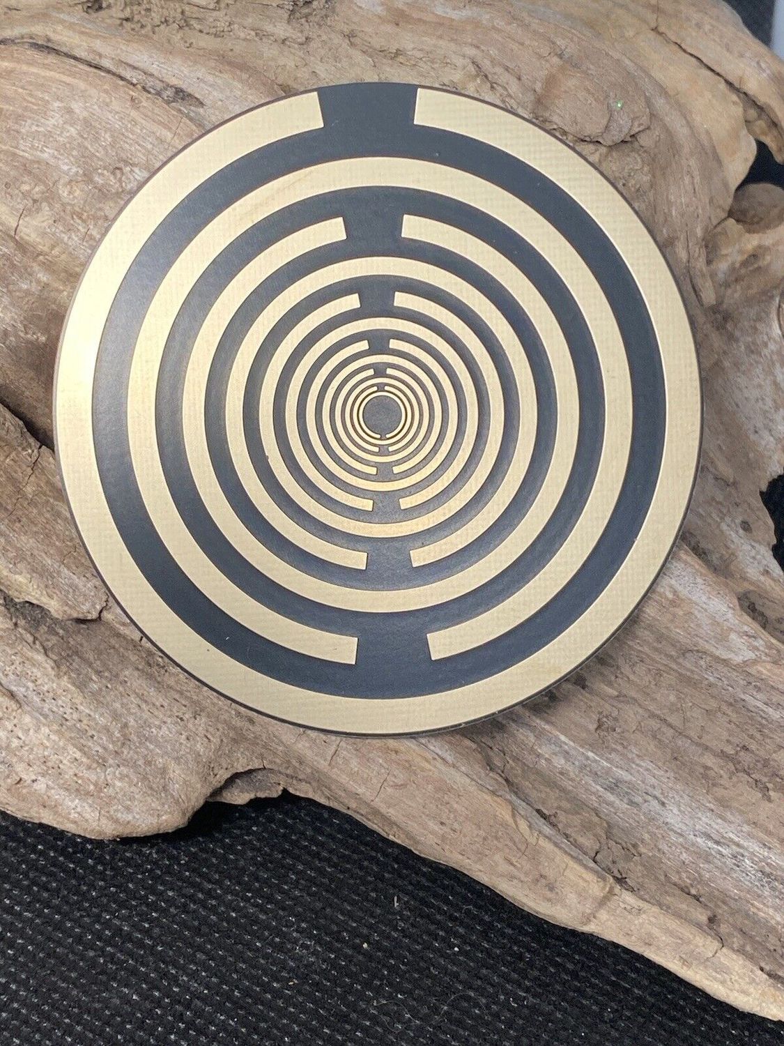 69 mm Disc – 1 Stück – MWO Lakhovsky MWO doppelseitig, schwarz, Symbolik goldlegiert, kupferunterlegt – Produktansicht 1