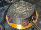 50 mm VibraNex UFO – 2-farbig, Oberflächensymbolik zinnlegiert, Füllung Tigerauge & Lapislazuli – Produktansicht 1
