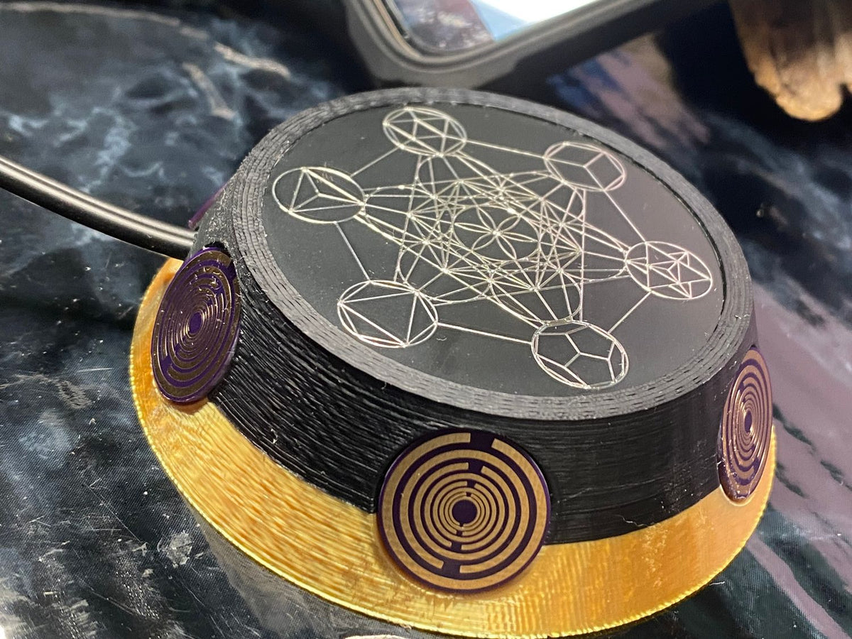 50 mm VibraNex UFO – 2-farbig, Oberflächensymbolik zinnlegiert, Füllung Tigerauge & Lapislazuli – Produktansicht 1