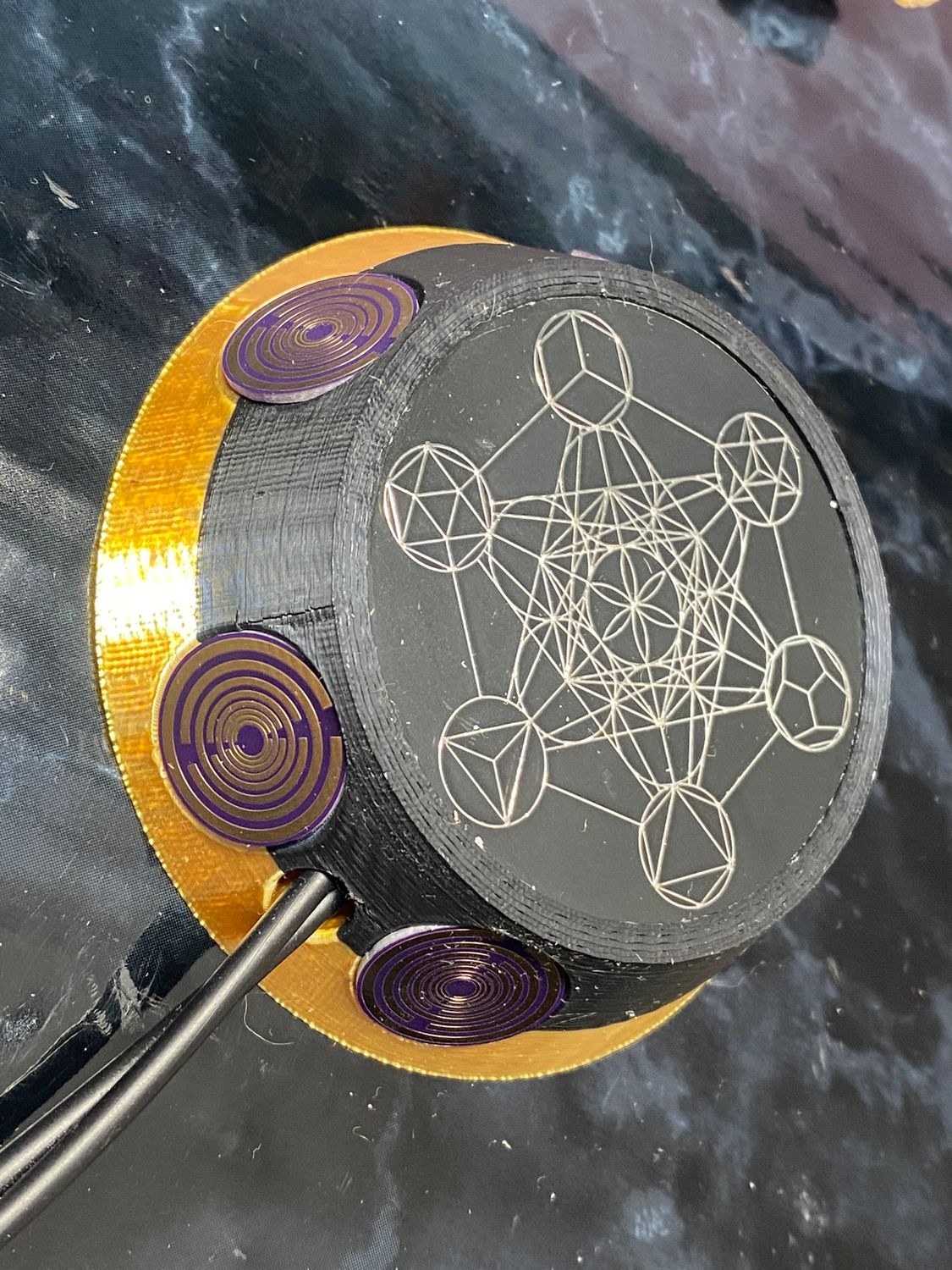 50 mm VibraNex UFO – 2-farbig, Oberflächensymbolik zinnlegiert, Füllung Tigerauge & Lapislazuli – Produktansicht 1