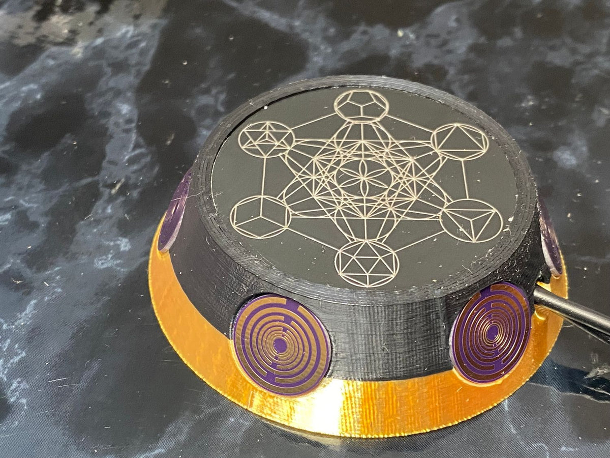 50 mm VibraNex UFO – 2-farbig, Oberflächensymbolik zinnlegiert, Füllung Tigerauge & Lapislazuli – Produktansicht 1