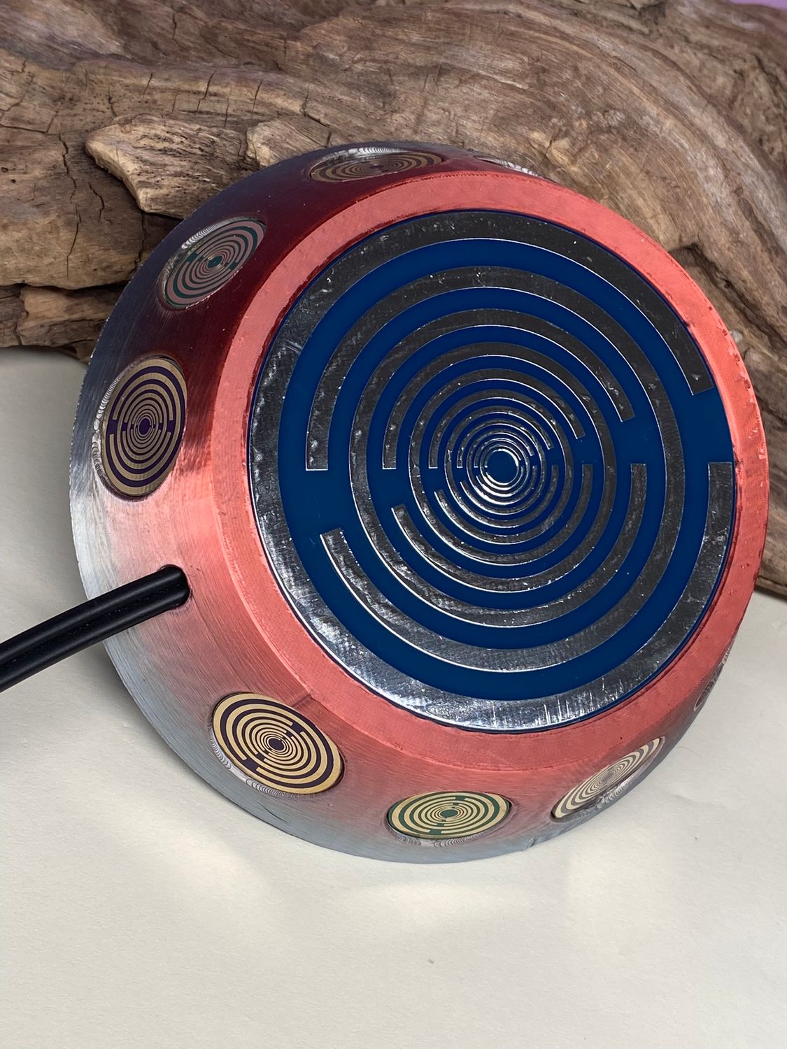 69 mm VibraNex UFO – Einhorn glänzend, Oberflächenplatte zinnlegiert – EINZELSTÜCK – Produktansicht 1