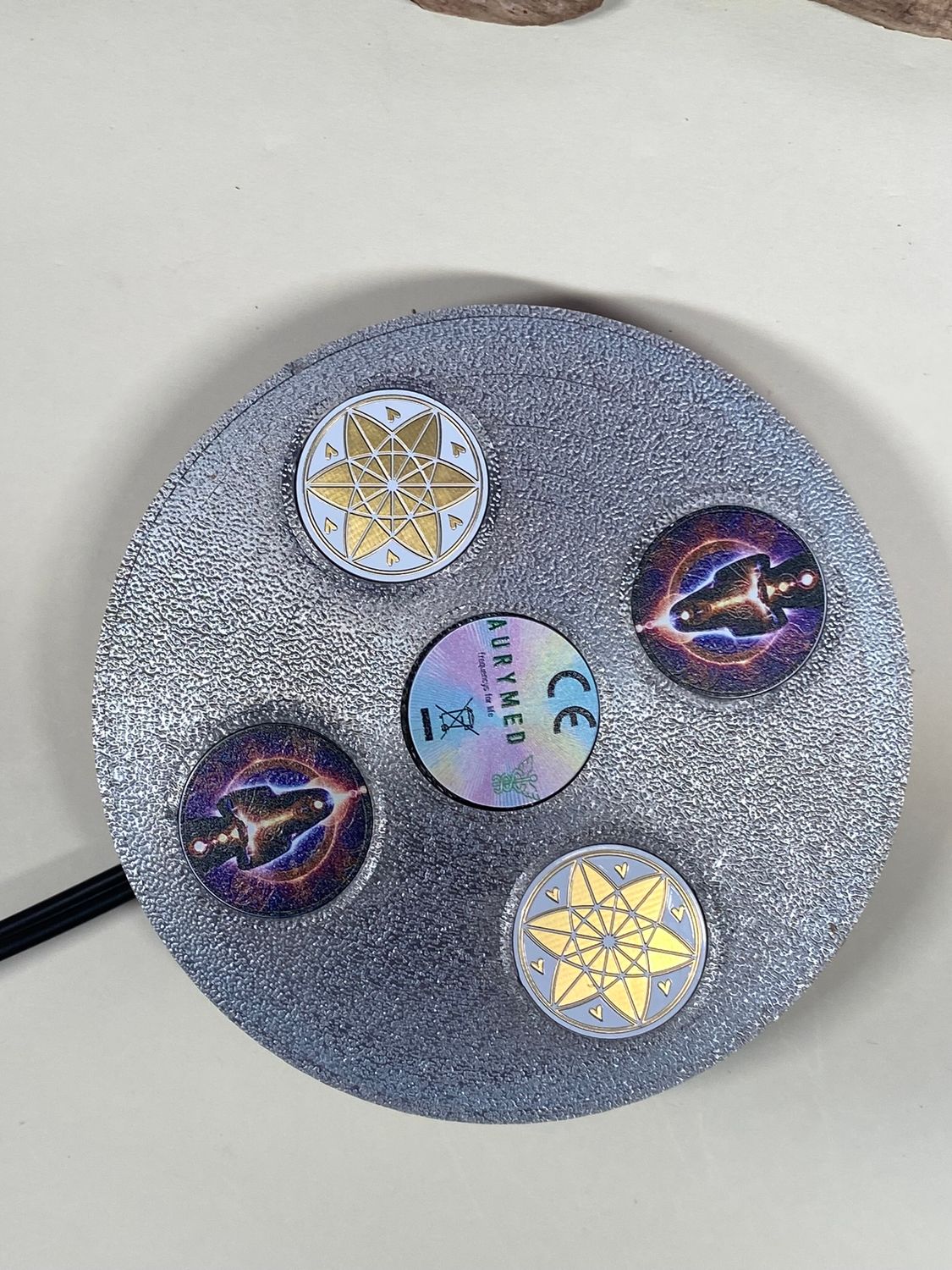 69 mm VibraNex UFO – Einhorn glänzend, Oberflächenplatte zinnlegiert – EINZELSTÜCK – Produktansicht 1