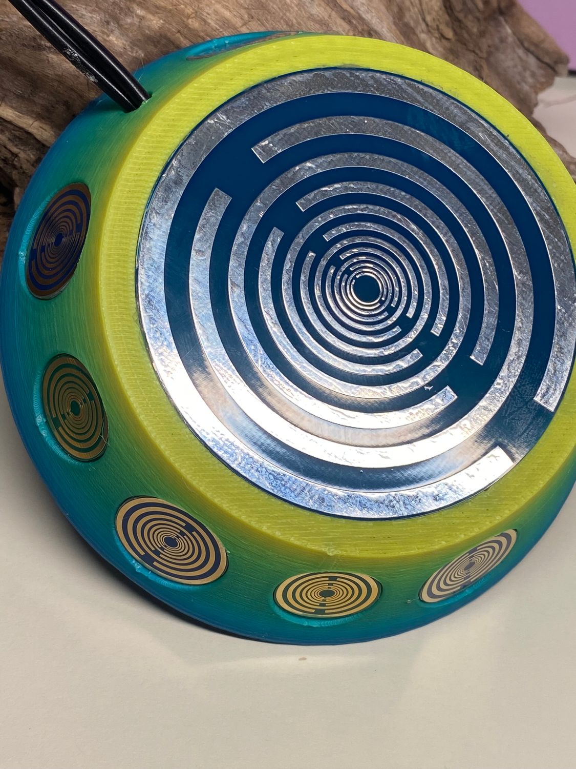 69 mm VibraNex UFO – Einhorn matt, Oberflächenplatte zinnlegiert – EINZELSTÜCK – Produktansicht 1