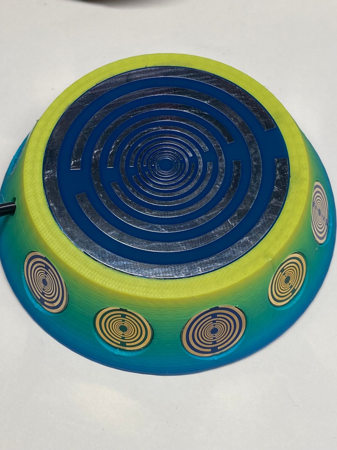 69 mm VibraNex UFO – Einhorn matt, Oberflächenplatte zinnlegiert – EINZELSTÜCK – Produktansicht 1
