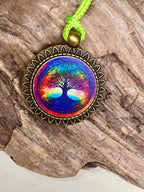 Amulett – bronzefarben, Baum des Lebens, Disc in regenbogenfarbend 25 mm – Produktansicht 1