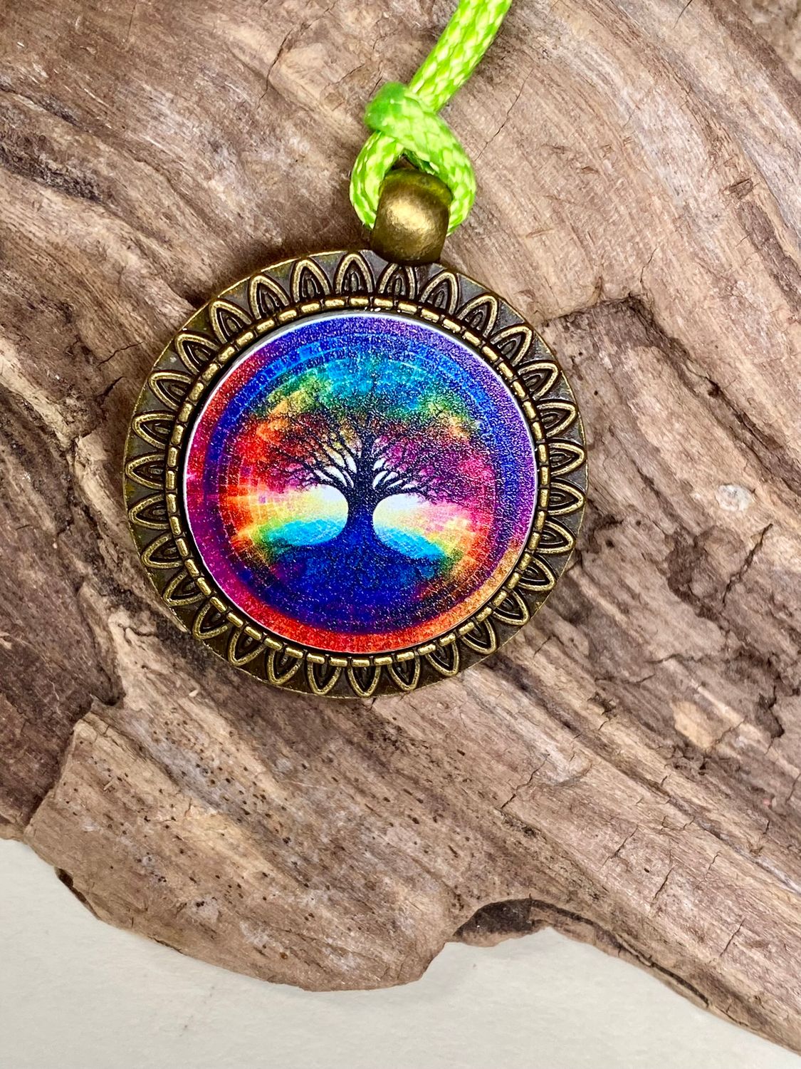 Amulett – bronzefarben, Baum des Lebens, Disc in regenbogenfarbend 25 mm – Produktansicht 1