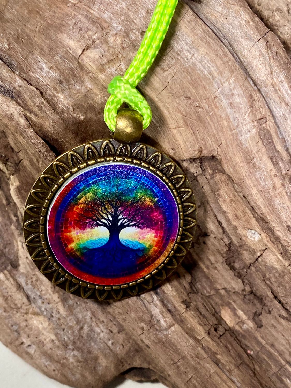 Amulett – bronzefarben, Baum des Lebens, Disc in regenbogenfarbend 25 mm – Produktansicht 1