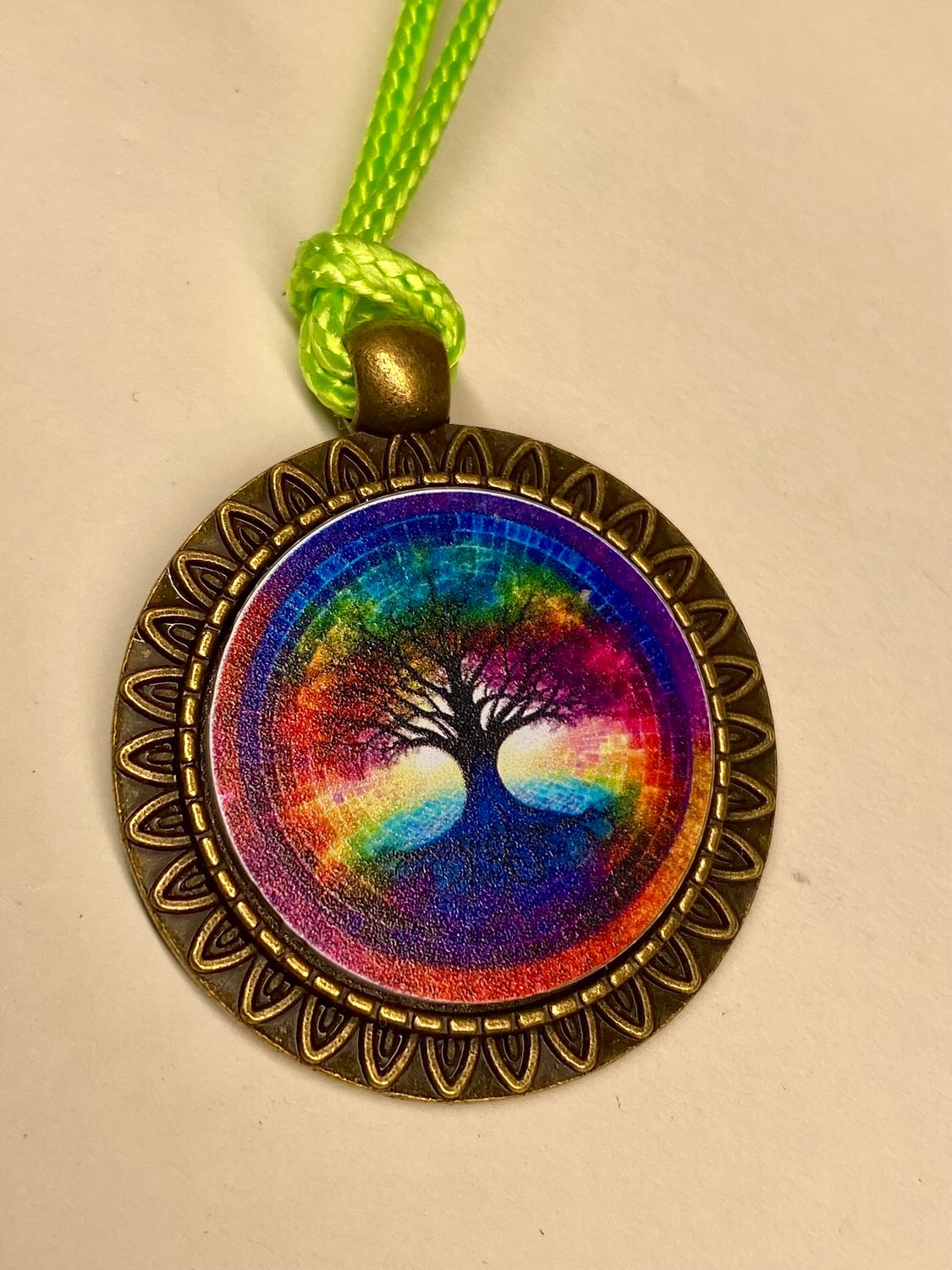 Amulett – bronzefarben, Baum des Lebens, Disc in regenbogenfarbend 25 mm – Produktansicht 1