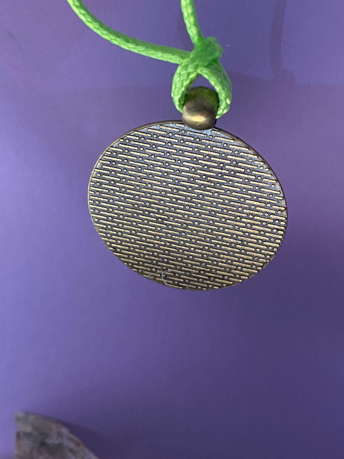Amulett – bronzefarben, Baum des Lebens, Disc in regenbogenfarbend 25 mm – Produktansicht 1