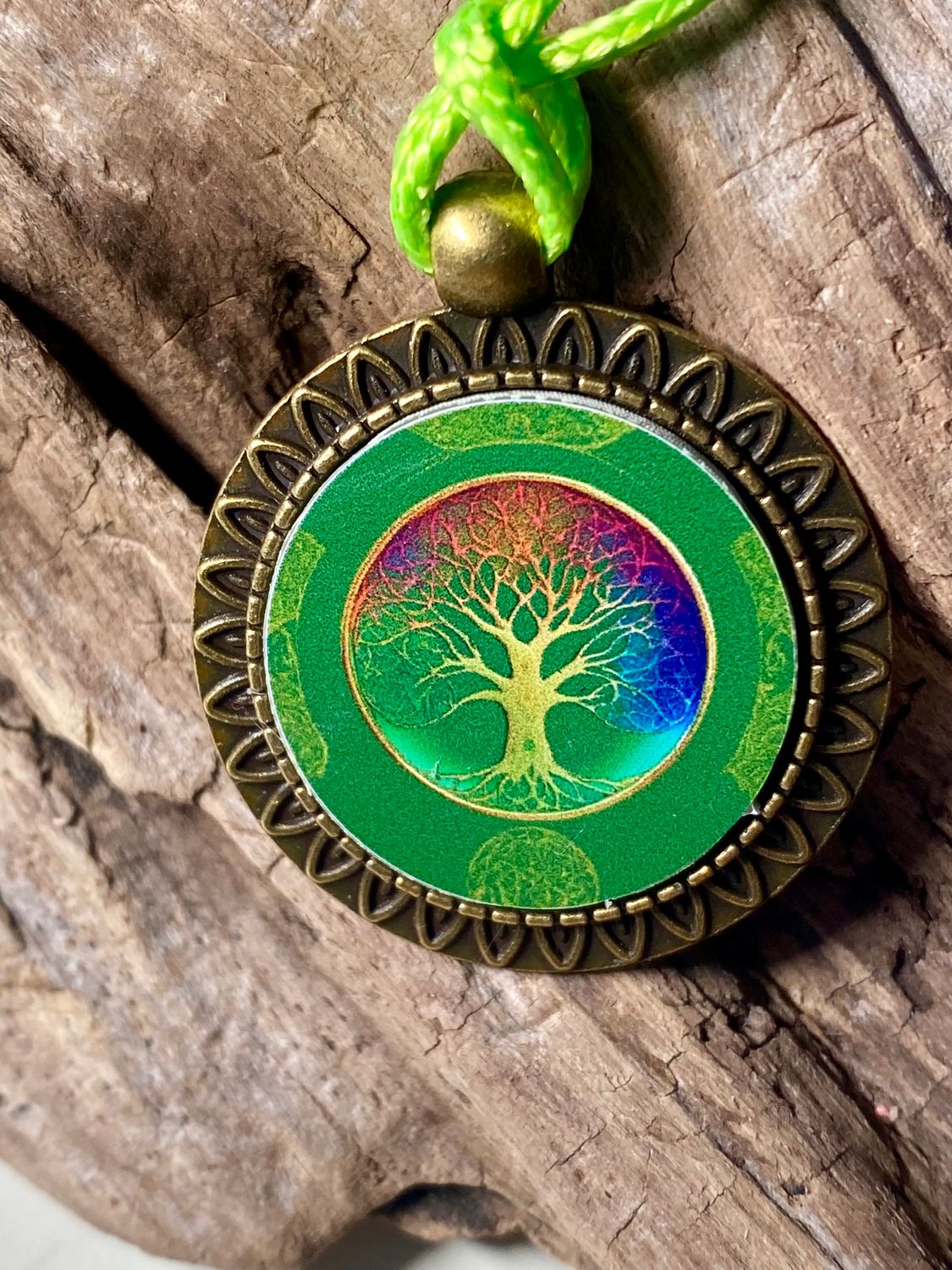 Amulett – bronzefarben, Baum des Lebens, Disc in regenbogenfarbend 25 mm – Produktansicht 1